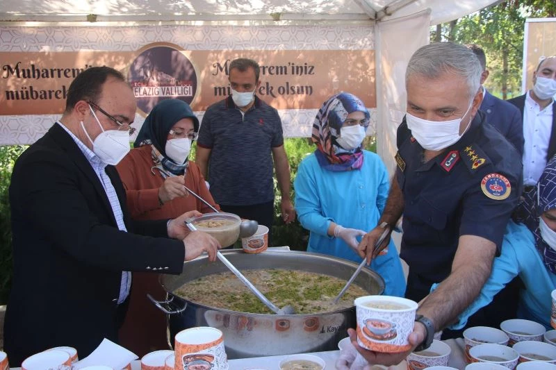 Vali Yırık, konteyner kentte kalan vatandaşlara aşure ikramında bulundu
