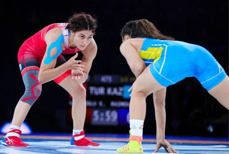 Elvira’dan ay-yıldızlı mayoyla dünya üçüncülüğü
