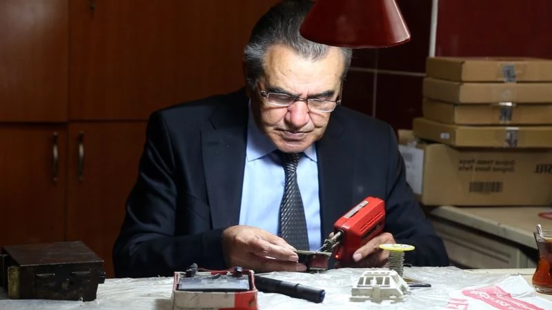 Yarım asırdır takım elbiseyle televizyon tamir ediyor
