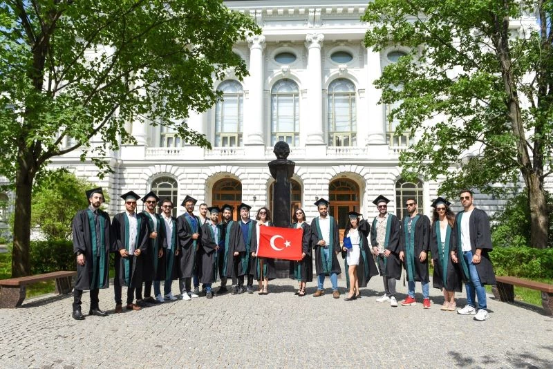 Rusya’da yüksek lisans programını tamamlayan 22 Türk öğrenci diplomalarını aldı
