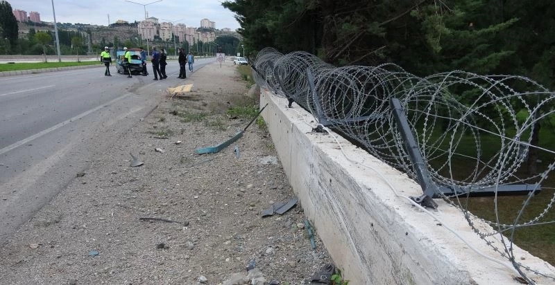 Otomobil emniyet müdürlüğünün duvarına çaptı: 4 yaralı
