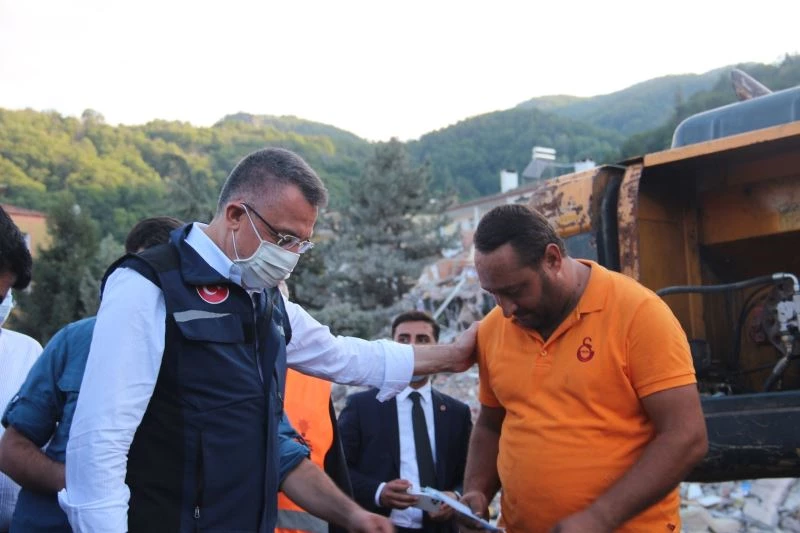 Fuat Oktay, kendisine ‘Fuat dede’ diye seslenen çocuklara oyuncak dağıttı
