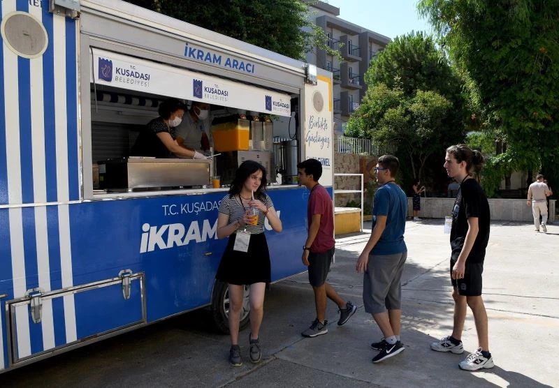 Kuşadası Belediyesi’nden öğrencilere vitamin desteği
