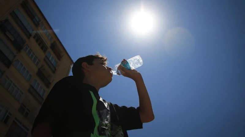 Elazığ’da termometreler 40 dereceyi gösterdi, sıcaktan bunalan vatandaşlar gölgelik yerlere koştu
