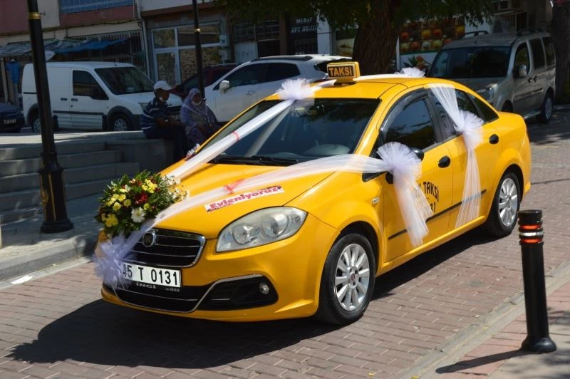 Taksiciler konvoy yaptı arkadaşlarının mutluluğuna ortak oldu
