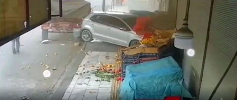 Otomobil sürücüsü manav dükkanına daldı
