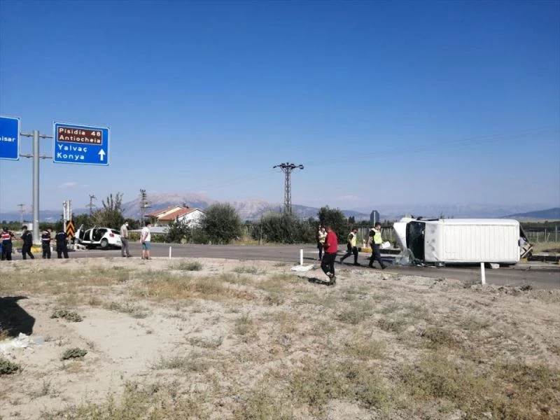 Türkiye Turist Rehberleri Birliği Başkanı Suat Tural, trafik kazasında yaralandı