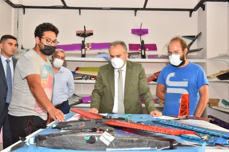 Teknoloji yarışındaki gençlere büyük destek
