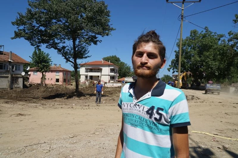 Boyunu aşan sel sularına rağmen sörf tahtasıyla 4 kişiyi kurtardı
