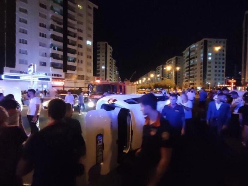 Kavşağı fark etmedi, uçarak yan yattı
