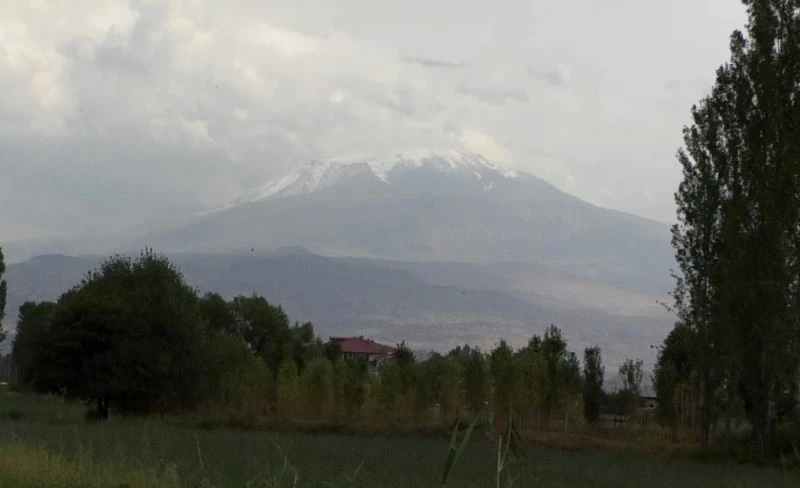 Havaların soğumasıyla Ağrı Dağı’na kar yağdı
