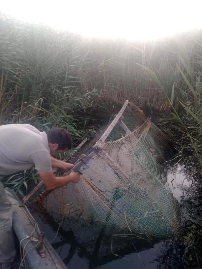 Yasa dışı avcılıkta kullanılan ördek kafesleri imha edildi
