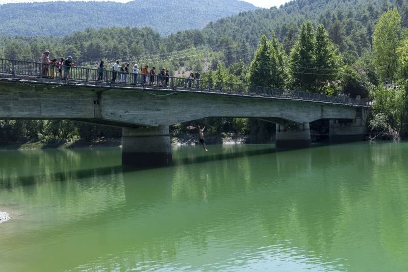 Mersin’in doğal güzelliklerinden Karageçit’te keyifli bir gün geçirdiler
