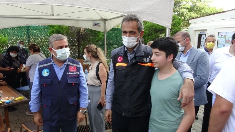 Bakan Özer: “Selden etkilenen tüm öğrencilerimiz ve öğretmenlerimize tablet vereceğiz”