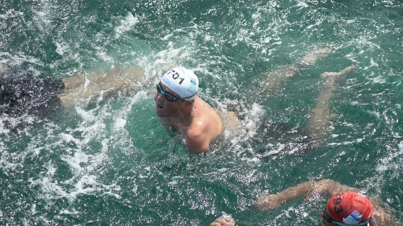 Kazada iki kolunu kaybeden Avcılar Belediye Başkanı Hançerli İstanbul Boğazı’nı yüzerek geçti
