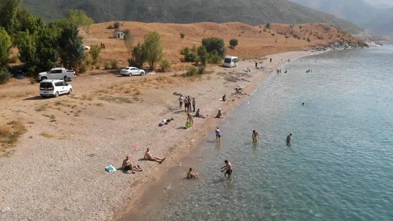 Van Gölü sahilleri serinlemek isteyenlerle dolup taştı
