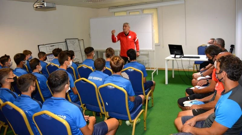 Çaykur Rizespor altyapısında iletişim temalı toplantı
