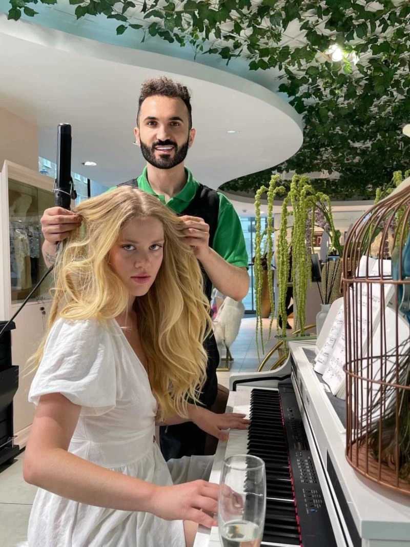 Piyano çalarken saçlarını yaptırdı
