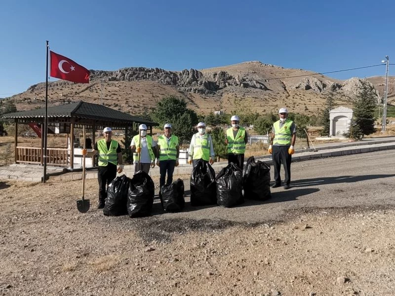 Kaymakam Yılmaz, şehit Fethi Sekin’in kabrini temizledi

