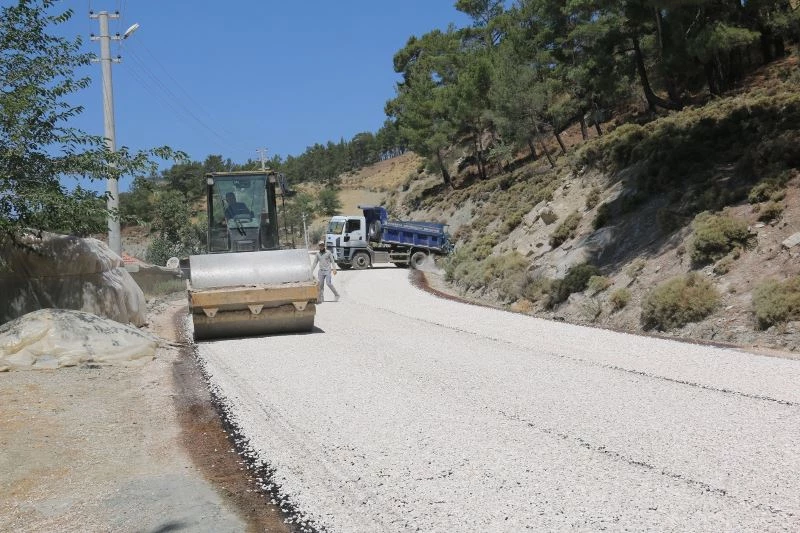 Büyükşehirden Kaş’ın Sütleğen grup yoluna asfalt
