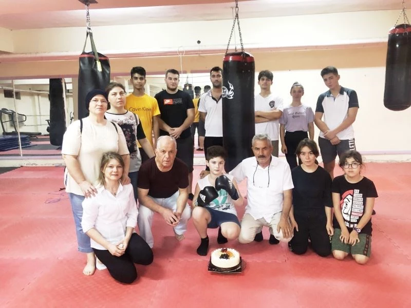 Küçük boksöre yaş günü sürprizi
