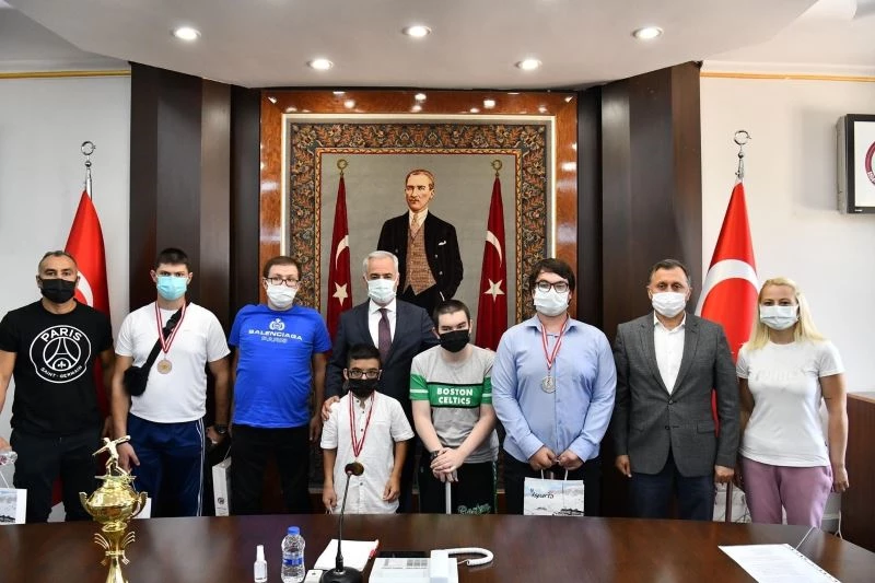 Isparta Valisi Ömer Seymenoğlu, başarılı sporcuları ağırladı
