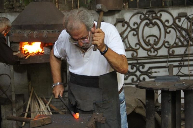 Hataylı Edip usta 65 yıldır demiri işleyip sanat eserlerine dönüştürüyor