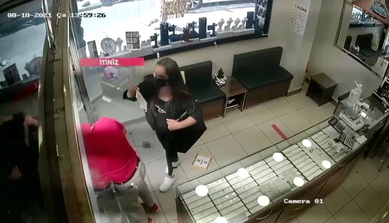 (Özel) Kadıköy’de 30 bin liralık küpe hırsızlığı kamerada
