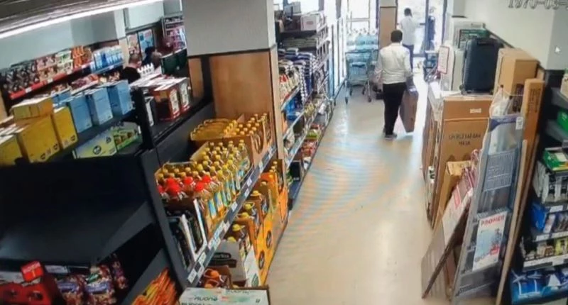 Rahat tavırları pes dedirtti: Müşteri kılığında girdikleri marketten elektronik eşya çalarak çıktılar
