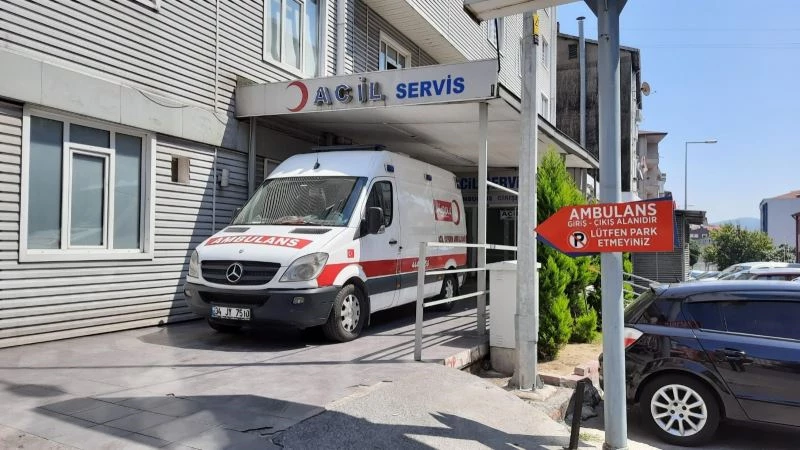 Plastik boruların altında kalan adam hastanelik oldu
