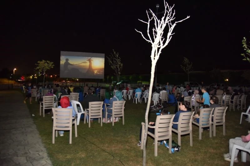 Kartepe’de yazlık sinema günleri ilgiyle izleniyor
