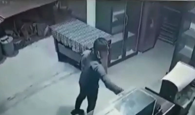 Fırındaki yardım kumbarasını çaldı
