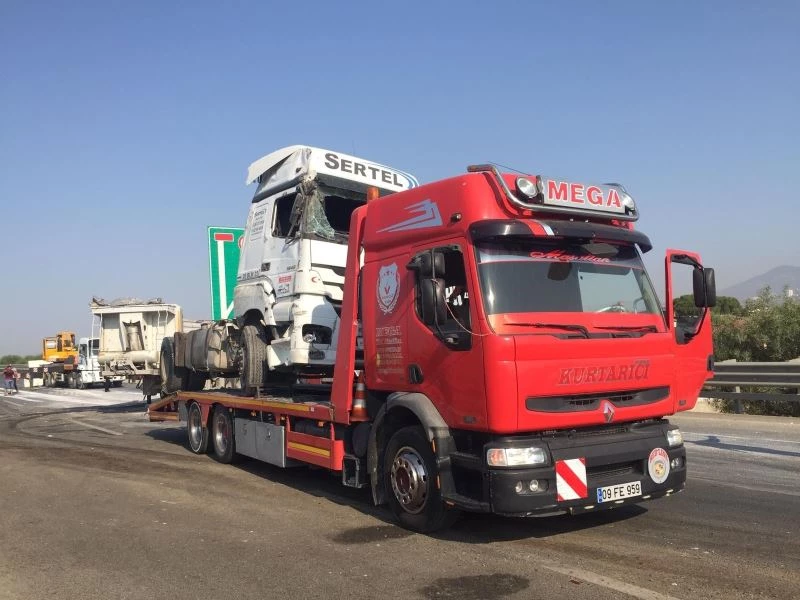 Tır yan yattı, mermer bloklar yola savrulunca otoban çıkışı trafiğe kapandı
