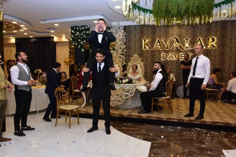 Evlilik sorusuna arkadaşlarına danışarak cevap veren damat güldürdü
