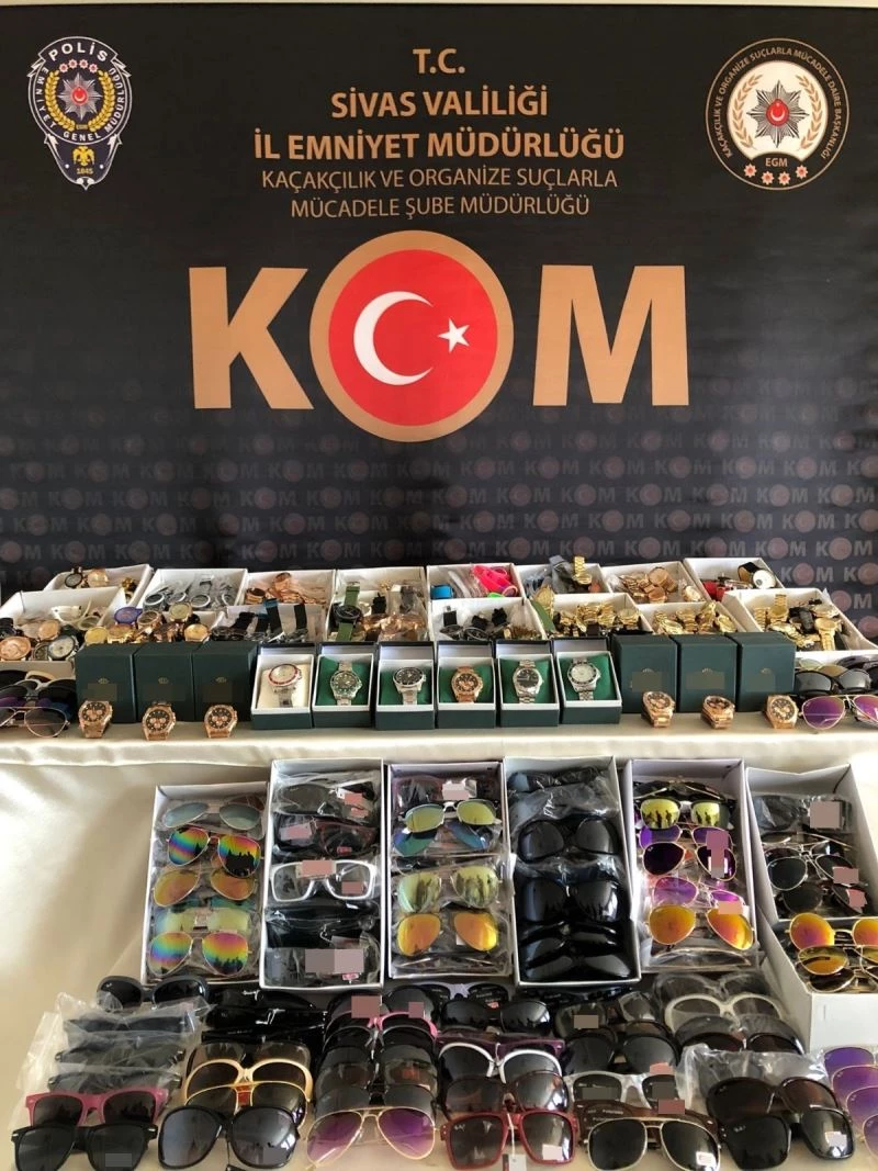 Sivas’ta kaçak kol saatleri ve güneş gözlükleri ele geçirildi
