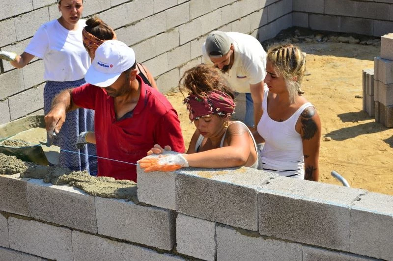 Ülkenin dört bir yanından yanan ahır ve kümeslerin yerine yenilerini yapmak için geldiler
