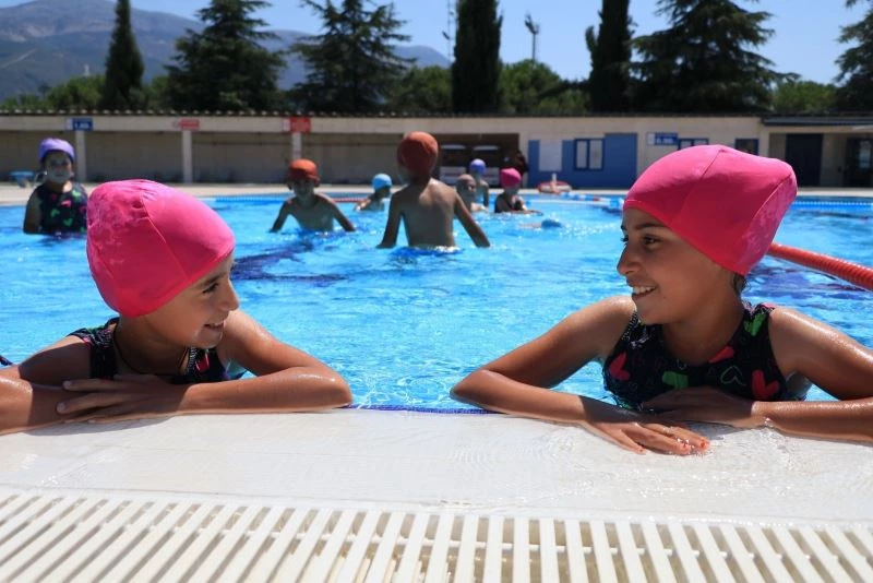 Mevsimlik tarım işçilerinin çocukları ilk kez havuzla buluştu
