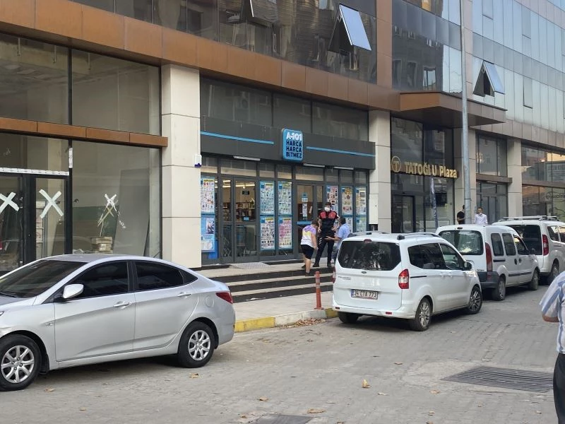 Markete giren müşteri 2 görevliyi darp etti
