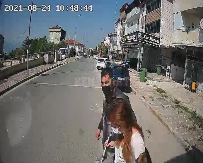 Otobüsü durdurup, görme engelli yolcuyu yolun karşısına geçirdi
