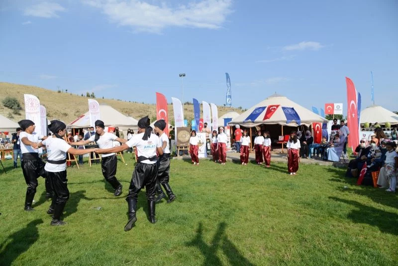 Ahlat’ta Diyarbakır çadırına yoğun ilgi
