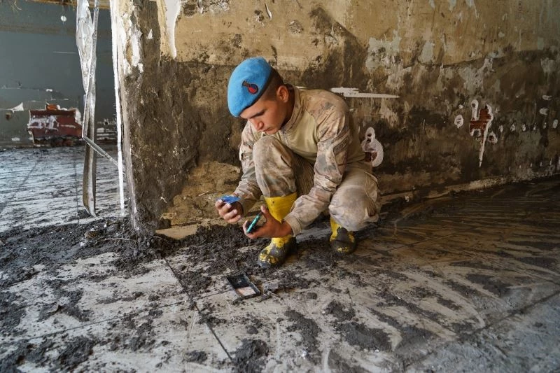 Selde hayatını kaybeden genç kızın eşyaları bulundu, komandolar duygulandı

