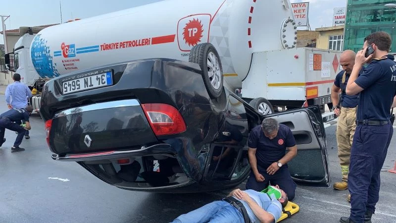 (Özel) Pendik’te direksiyon kıran sürücü yakıt tankerine çarpıp takla attı

