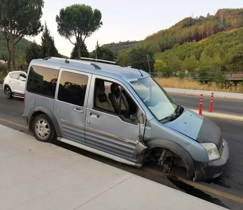 Duvara çarpan aracın tekeri koptu
