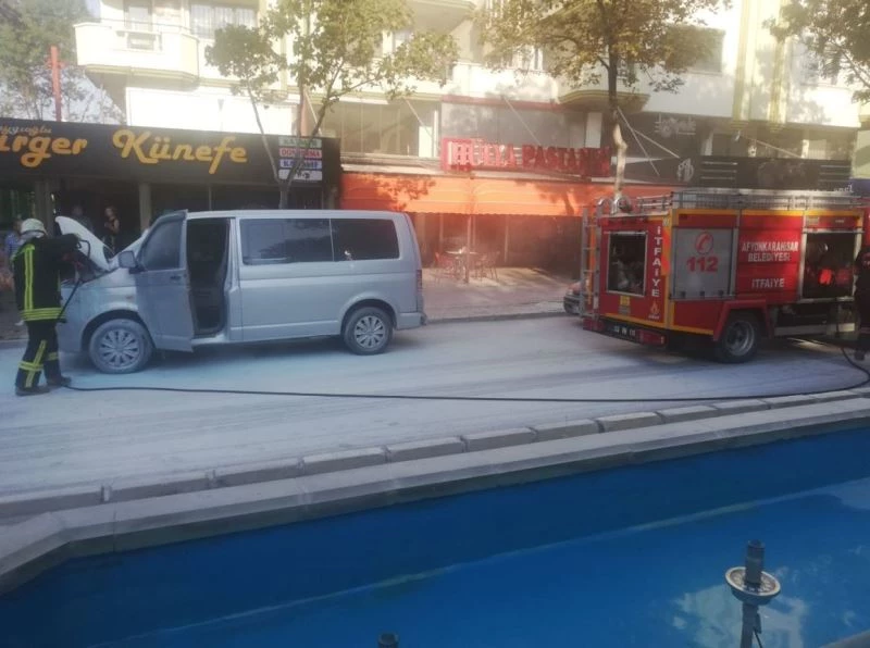 Biranda alev alan araca çevredeki esnaf müdahale etti
