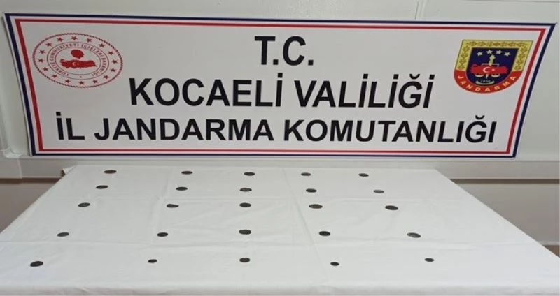 Feribot iskelesi yolundaki araçtan 25 tarihi sikke yakalandı
