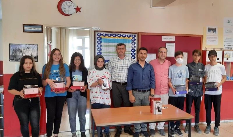 Muhtardan mahallesindeki başarılı öğrencilere ödül
