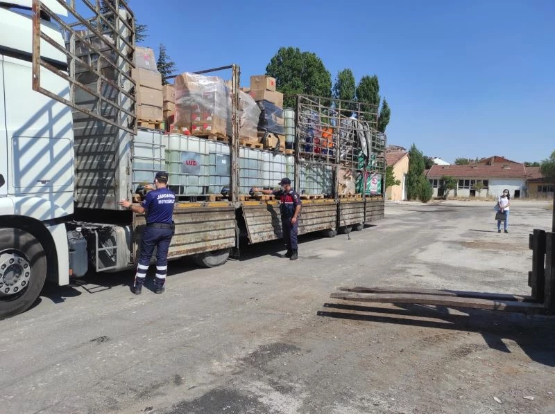 Tır dorsesindeki tanklarda 5 ton kaçak benzin yakalandı
