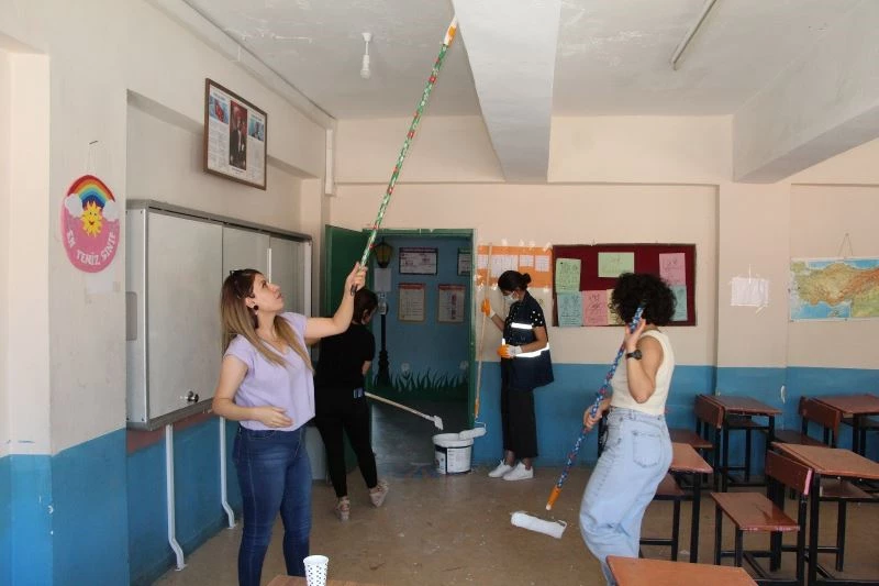 Okullar Şırnaklı kadınların ellerinden renklendi
