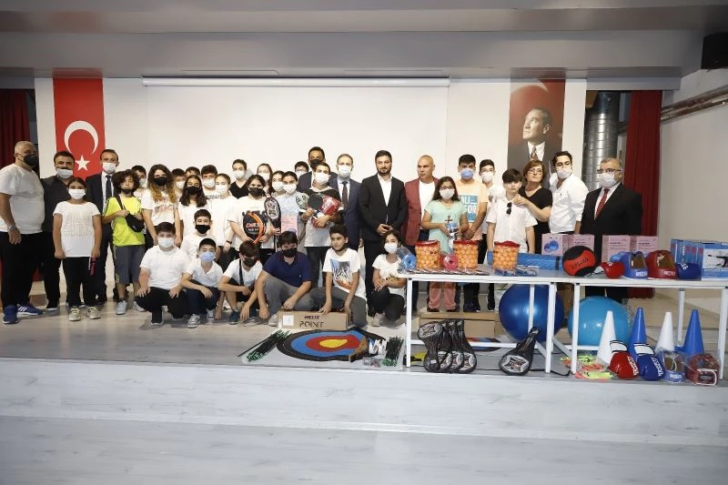 Kağıthaneli öğrencilere sportif destek
