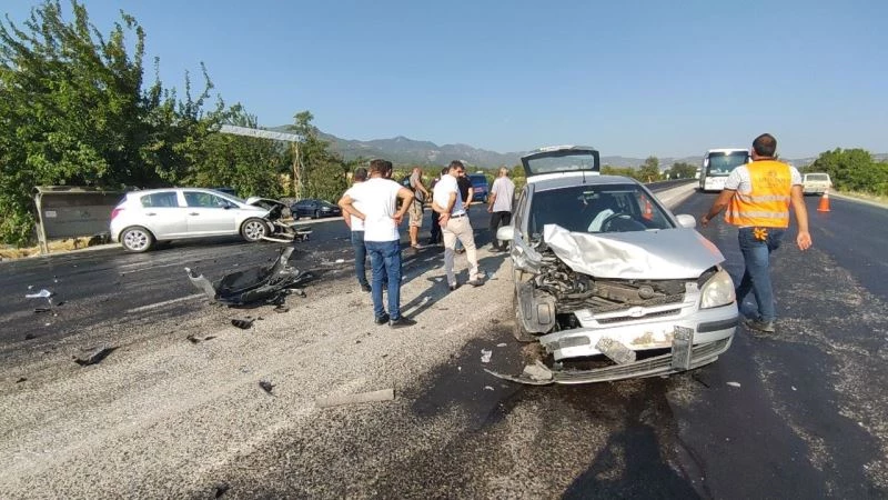 Dikkatsizce ana yola çıkmak isteyen sürücü kazaya sebep oldu; 2 yaralı
